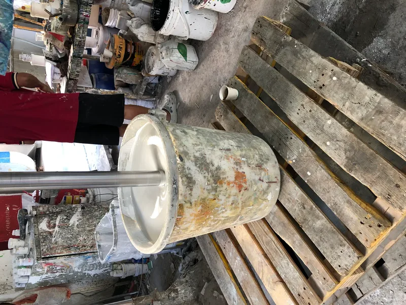 High-speed disperser breaking down pigment agglomerates